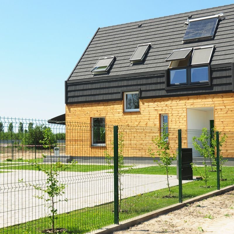 Ein Haus mit Solarpanelen auf dem Dach