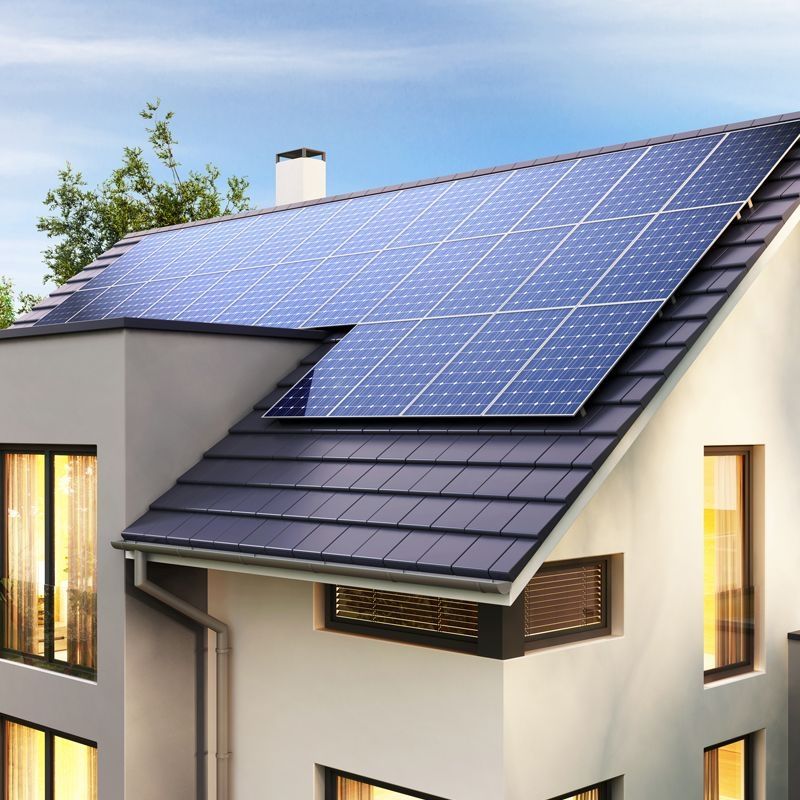 Solarpanels auf dem Dach eines Hauses, die umweltfreundliche Energie erzeugen