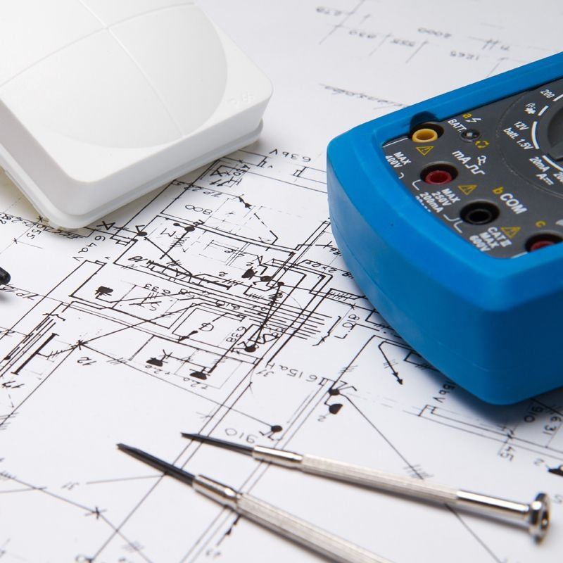 Elektrische Schaltpläne werden überprüft