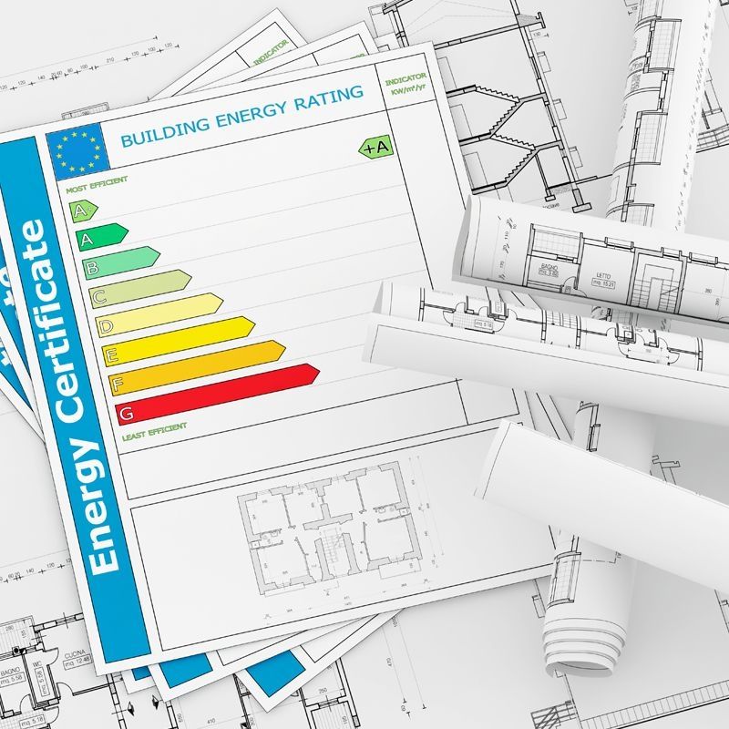 Baupläne mit einem Energieeffizienz-Zertifikat, das die umweltfreundlichen Standards des Projekts hervorhebt